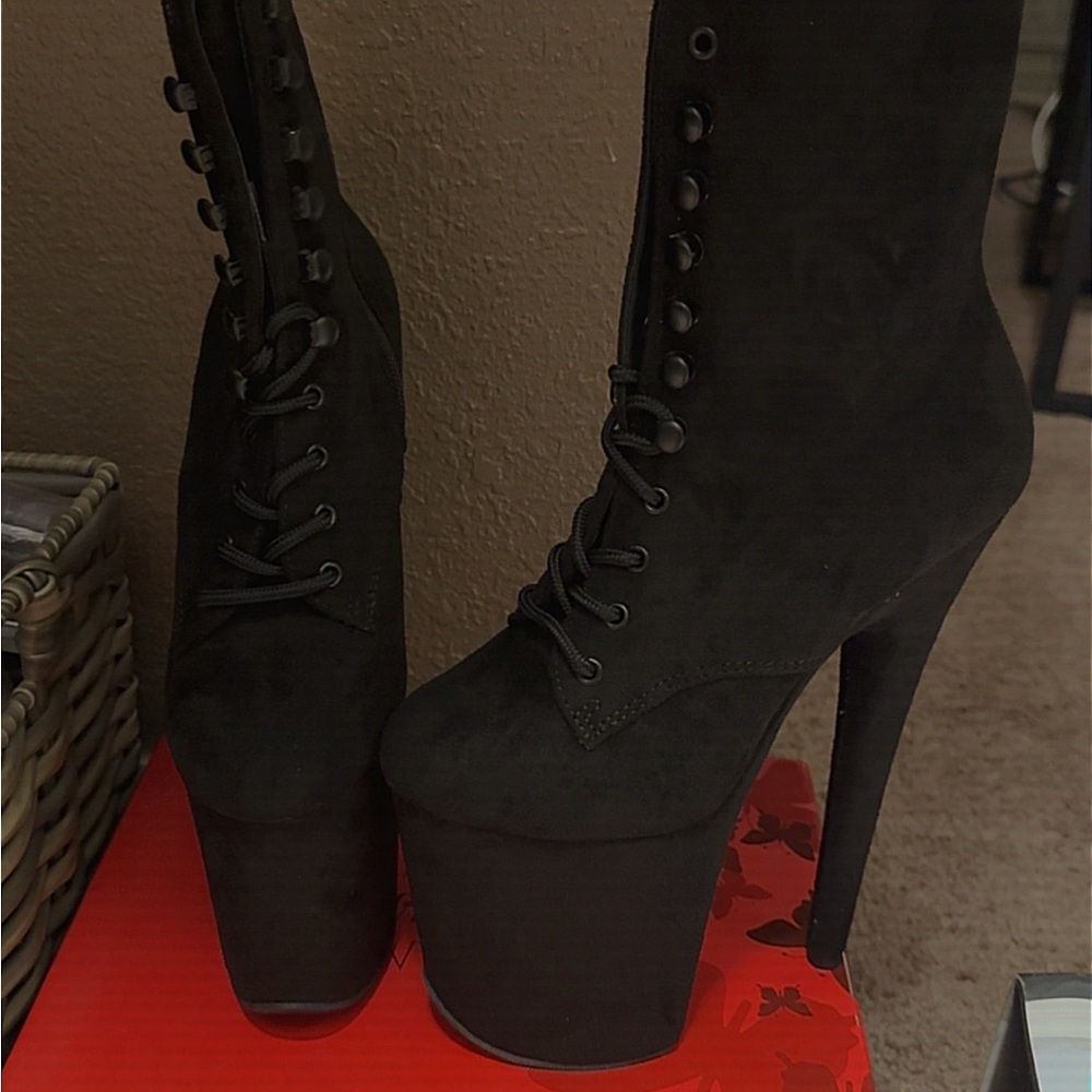 Elegant Black Platform Lace-Up Boots